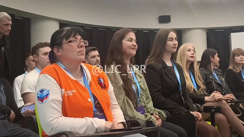 Торжественное мероприятие по случаю седьмой годовщины со дня создания президентской платформы «Россия — страна возможностей» состоялось в луганском Доме молодежи