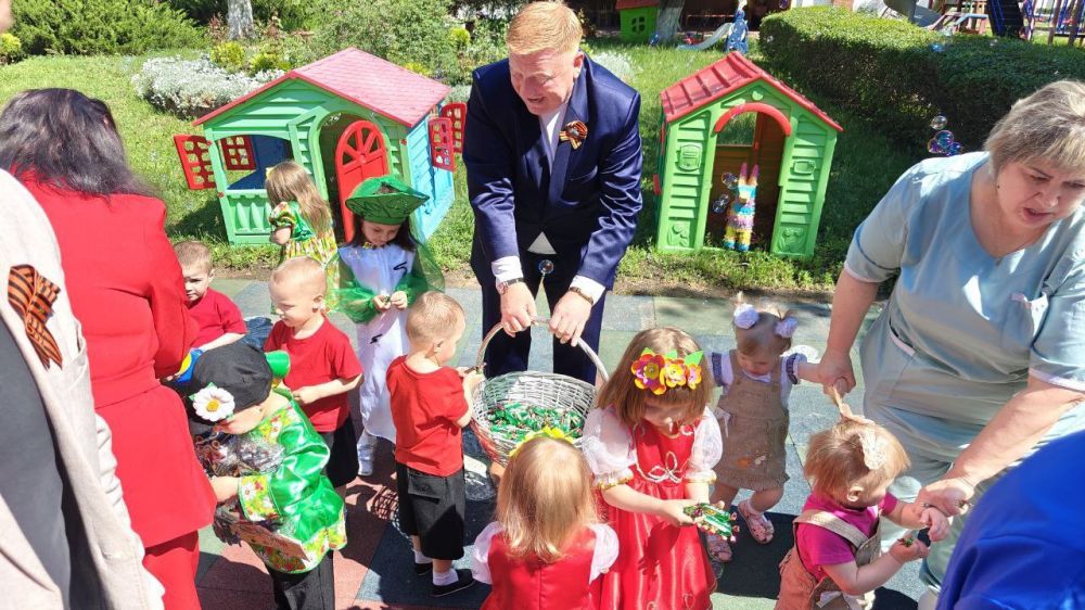 Виктор Водолацкий: В преддверии Дня защиты детей, при поддержке ВПП "Единая Россия" передал воспитанникам Луганского Республиканского дома ребенка, Луганского детского дома и Республиканского социально - реабилитационного...