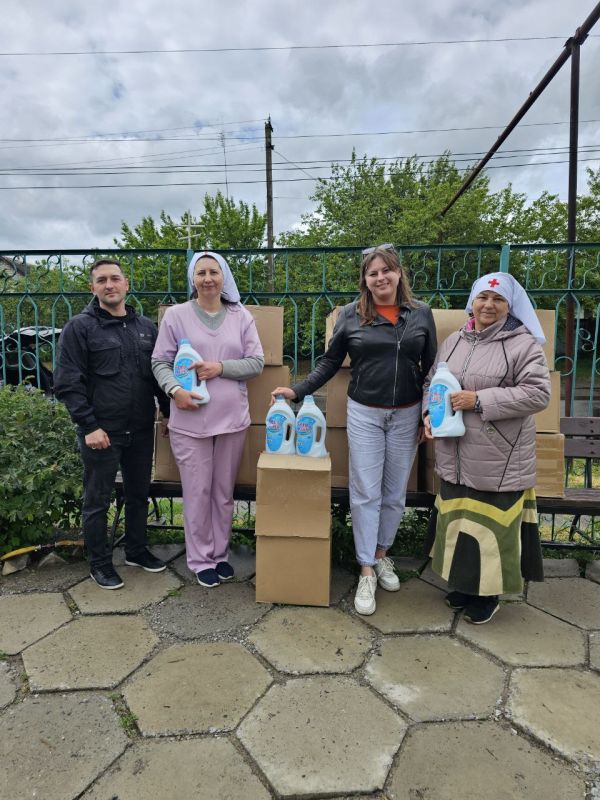 Галина Дуброва: Во время рабочей поездки в Новоайдар передала крупную партию гуманитарной помощи – моющие средства – местным Сестрам Милосердия