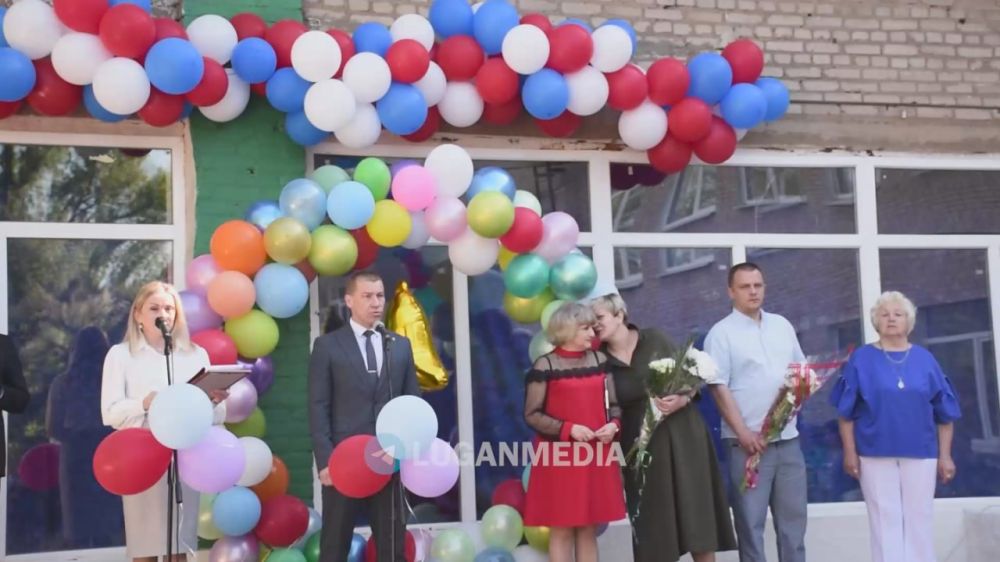 В Первомайской многопрофильной гимназии сегодня состоялась торжественная линейка в честь окончания учебного года