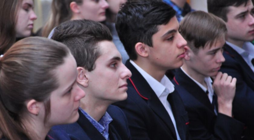 Выпускникам луганской СШ № 20 пожелали «уверенно идти по жизненной тропе»