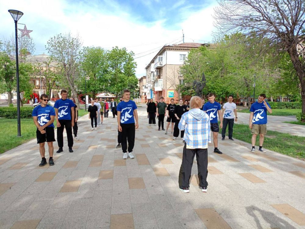 В рамках Всероссийского спортивного марафона «Сила России» Луганское местное отделение Партии организовало пробежку для молодёжи в сквере культуры и отдыха им. Молодой Гвардии