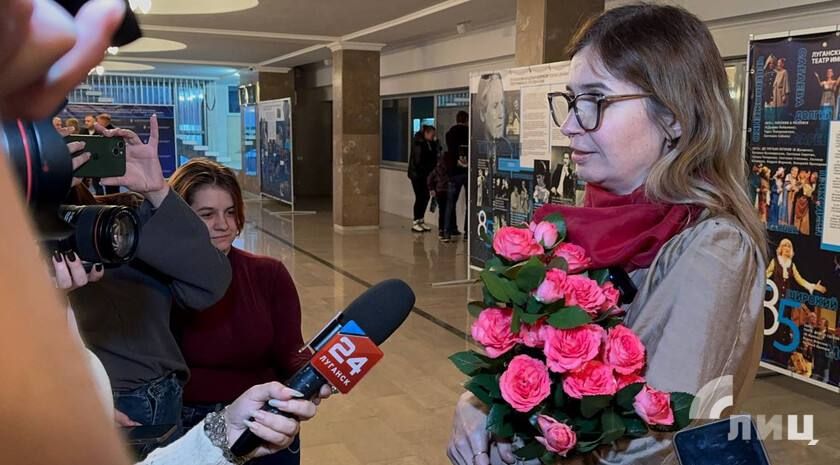 Спектакль «Новороссия», поставленный по поэме луганской поэтессы Елены Заславской и получивший сценическое воплощение в Санкт-Петербурге, пройдет на Красной площади в Москве