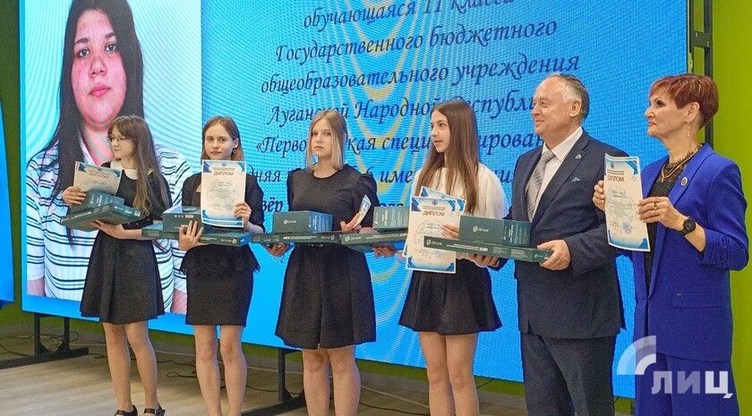 Около 20 победителей и призеров олимпиад и конкурсов наградили в Луганске