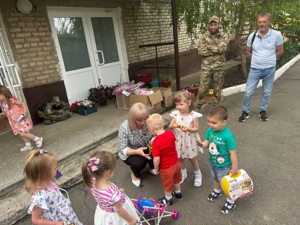 Инна Швенк: В преддверии Международного дня защиты детей совместно с представителями Ассоциации юристов России в ЛНР поздравили воспитанников ГКУЗ "Луганский республиканский дом ребёнка"