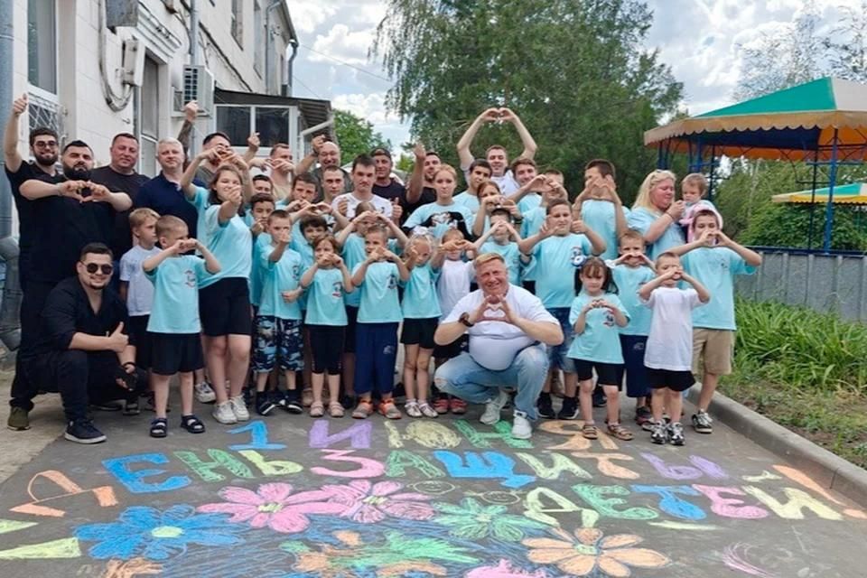 С заботой и вниманием: В Луганске поздравили юных пациентов и воспитанников соцучреждений