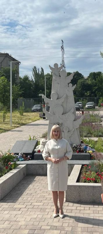 Инна Швенк: Сегодня, в День защиты детей, совместно с Сенатором Российской Федерации от Луганской Народной Республики Ольгой Бас, Депутатами Народного Совета в Луганской Народной Республике, представителями Администрации...