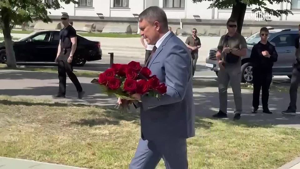 Глава ЛНР Леонид Пасечник вместе с представителями федеральной и региональной власти возложил цветы к памятнику жертвам авиаудара ВСУ по центру Луганска в 11-ю годовщину трагедии