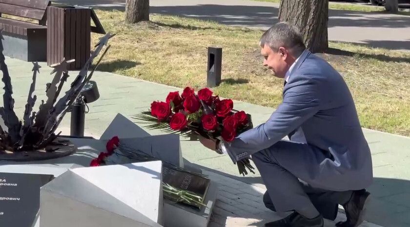 Пасечник возложил цветы к памятнику жертвам авиаудара по зданию бывшей облгосадминистрации