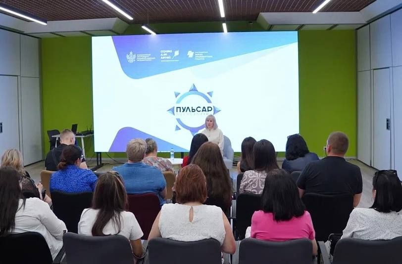 Инна Швенк: В Международный день защиты детей на базе Дома молодёжи, в центре Пульсар, прошла встреча с членами республиканского родительского совета при министерстве образования и науки Луганской Народной Республики.