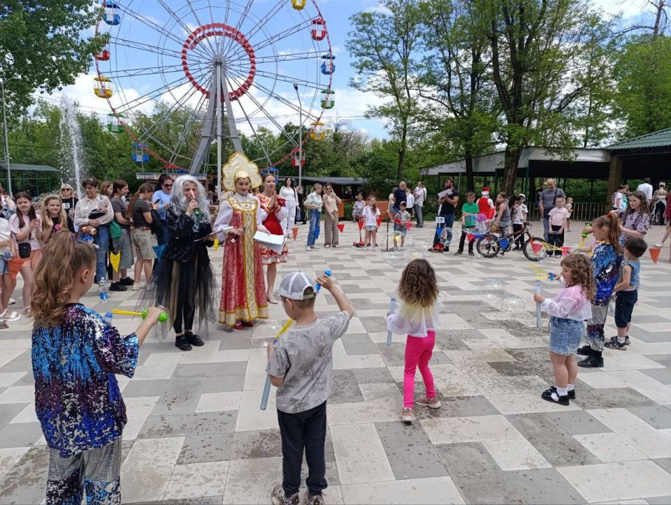 Инна Швенк: В Международный День защиты детей Члены Детского Общественного Совета при Уполномоченном по правам ребенка в Луганской Народной Республике стали активными участниками Фестиваля «Движение Первых», а также...
