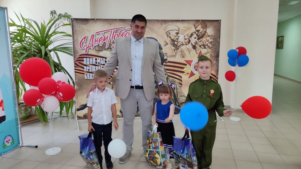 За участие в онлайн-конкурсе, посвященном Великой Победе, дети сотрудников Луганского центра медицины катастроф получили памятные подарки