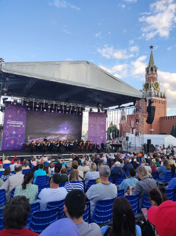 В Москве на Красной площади состоялся показ спектакля «НОВОРОССИЯ» по поэме луганской поэтессы Елены Заславской