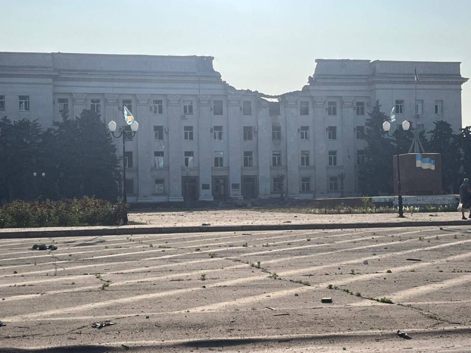 Сегодняшний прилёт наших КАБов по обладминистрации Херсона, старому еще советскому зданию, напомнил мне событие, случившееся уже почти три года назад