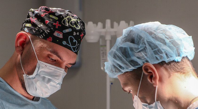 Раненного в Лисичанске работника СТО госпитализировали в республиканскую больницу