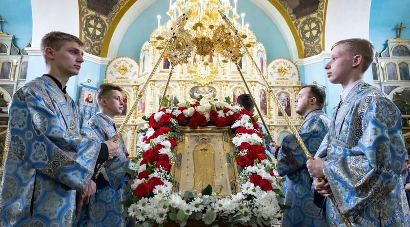 Архимандрит Иоанн Сухина: «О чем мы просили, все исполнено, как и обещала Матерь Божия» В 1992 году, по благословению митрополита Иоанникия Кобзева, в Псково-Печерском монастыре известный иконописец архимандрит Зенон написал...