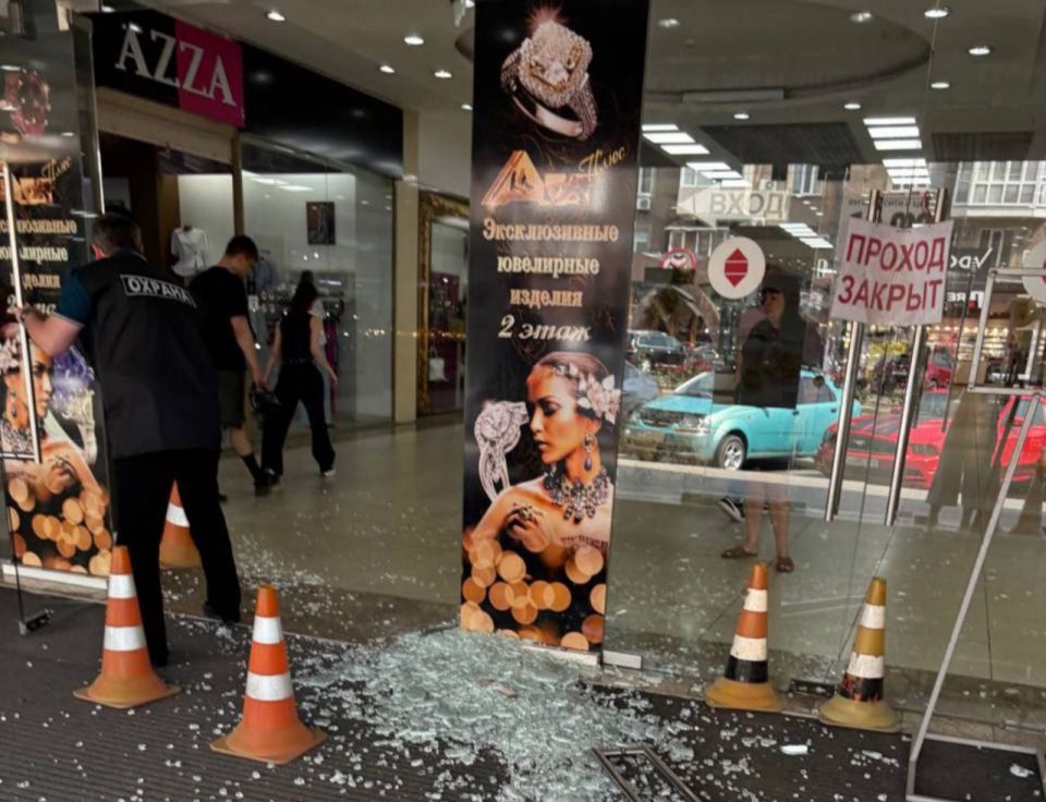 ТЦ "Луганск Сити Центр" остался без одной из дверей