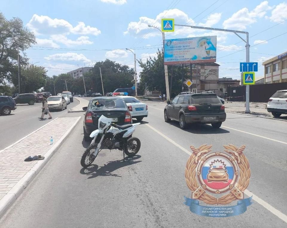 В Стаханове подросток на питбайкe врезался в автомобиль