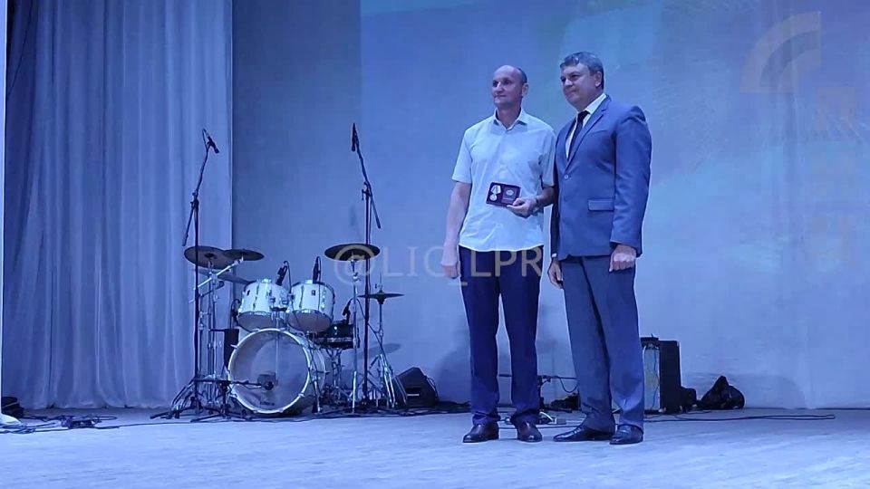 Глава ЛНР Леонид Пасечник в преддверии Дня медицинского работника вручил награды отличившимся медикам Республики