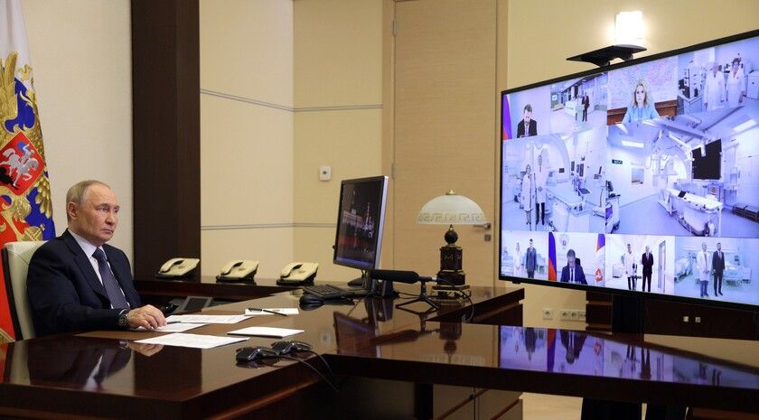 Путин по видеосвязи открыл обновленную луганскую поликлинику № 12