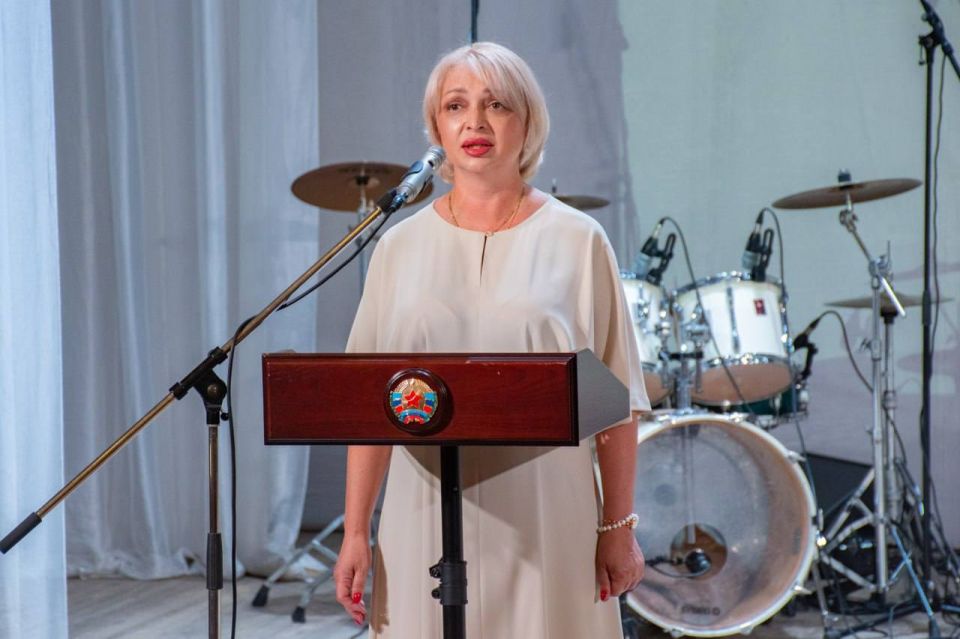 Наталия Пащенко: В День медицинского работника Министр здравоохранения ЛНР наградила ряд медиков