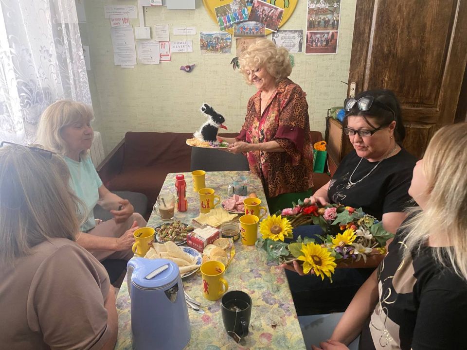 9 июня в стенах МБУ «Дом культуры им. Т.Г. Шевченко г. Александровска» на базе клуба «Обаятельная и привлекательная» прошло чаепитие для участников клуба под названием «Посидим поохаем»