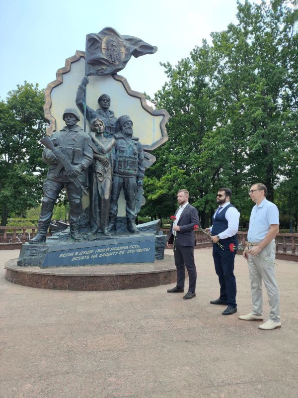 В рамках мероприятий, посвященных Дню России, руководство Управления Росреестра по ЛНР возложило цветы к памятнику «Они отстояли Родину», увековечивающему память добровольцев, защищавших Луганскую Народную Республику.