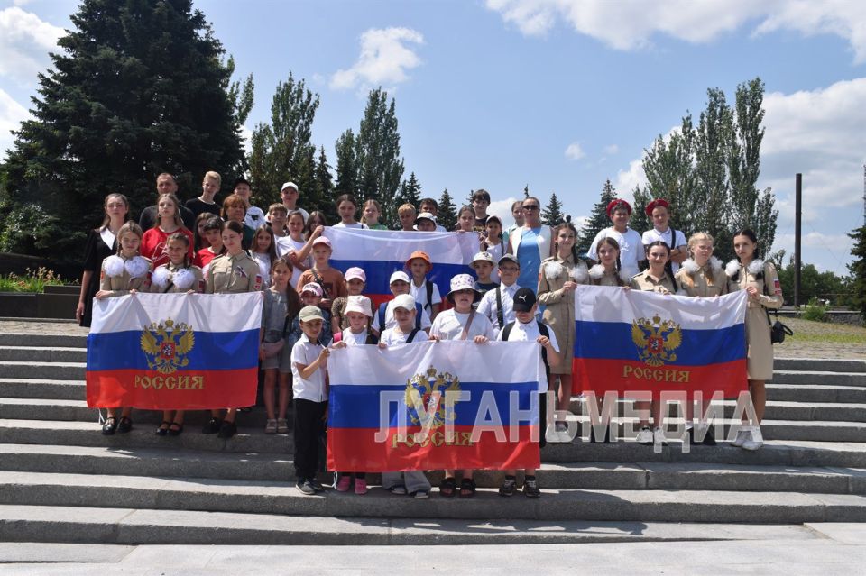 В Ровеньках на площади у Мемориального комплекса «Слава» прошла акция-флешмоб «Три символа родной державы»