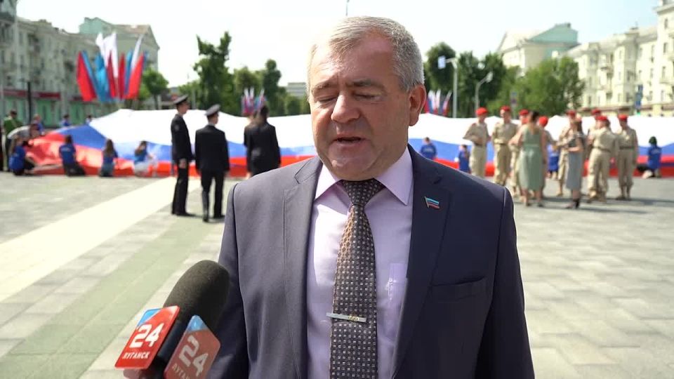 Желаю всем нам скорейшей Победы и мира - первый заместитель председателя Правительства ЛНР Юрий Говтвин поздравил жителей Луганской Народной Республики с главным праздником страны