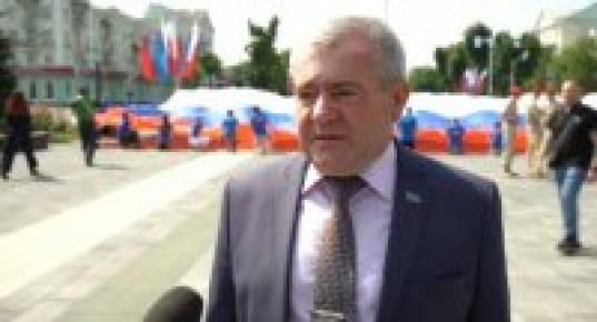 Юрий Говтвин принял участие в торжественной церемонии поднятия государственного флага