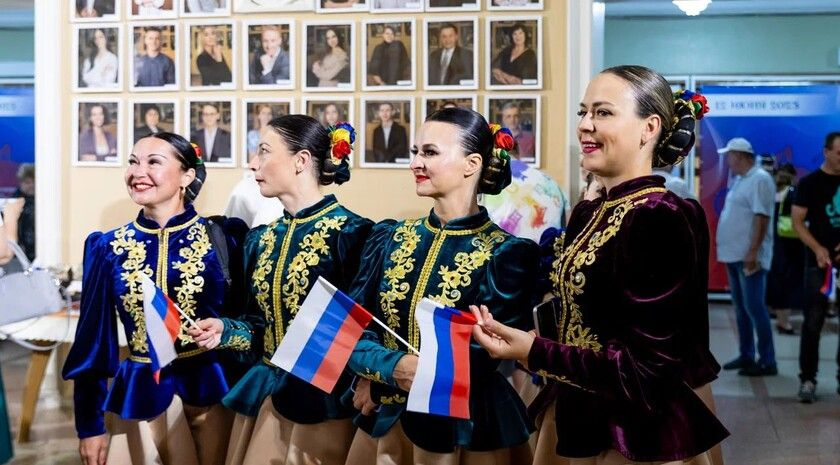 Фестиваль национальных культур прошел в Луганске в День России