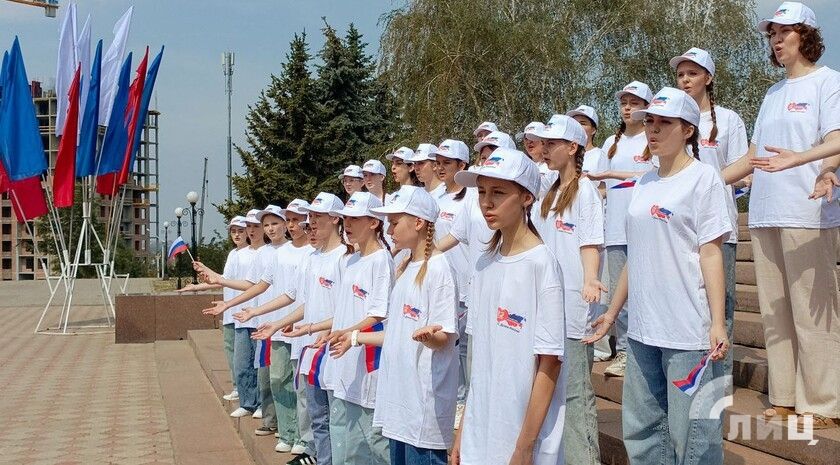 Воспитанники школы искусств в центре Луганска исполнили песню «Россия — Родина моя»