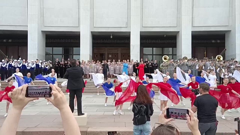 Духовой оркестр Академии Матусовского под руководством заслуженного деятеля искусств Сергея Йовсы в День России принял участие в праздничном концерте в Музее Победы на Поклонной горе