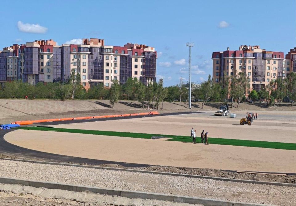 День не прошел зря. Утреннее и вечернее фото университетского стадиона в Луганске