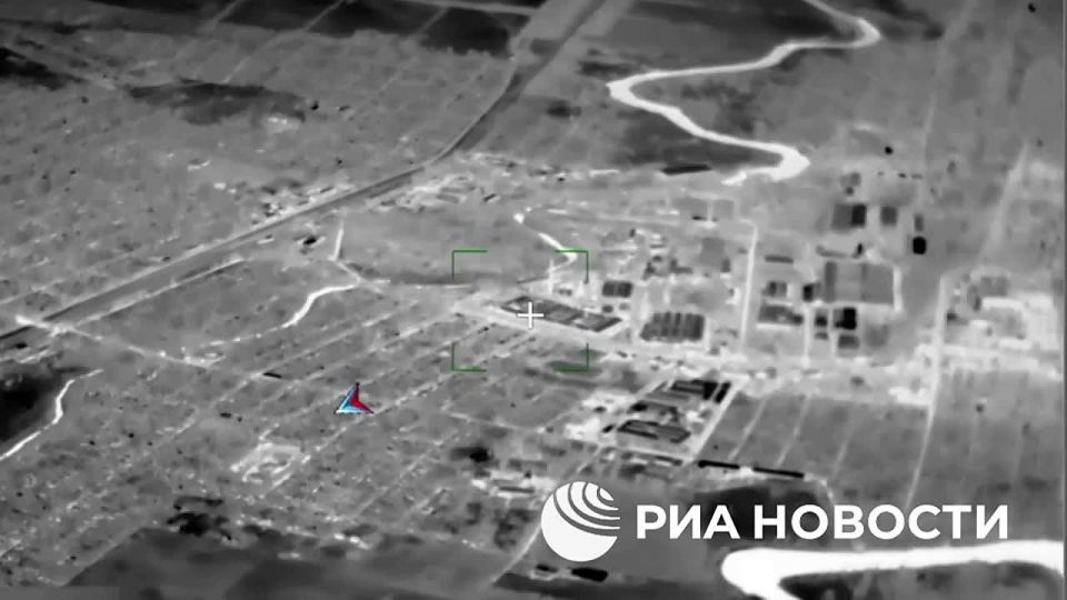 Минобороны России опубликовало кадры поражения расчетом ОТРК "Искандер" командного пункта оперативно-тактической группы "Луганск" ВСУ в районе населенного пункта Дружковка в ДНР