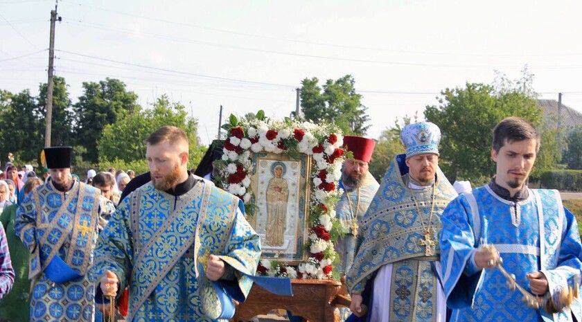 Крестный ход с Луганской иконой Божией Матери собрал в селе Роскошном более 200 паломников