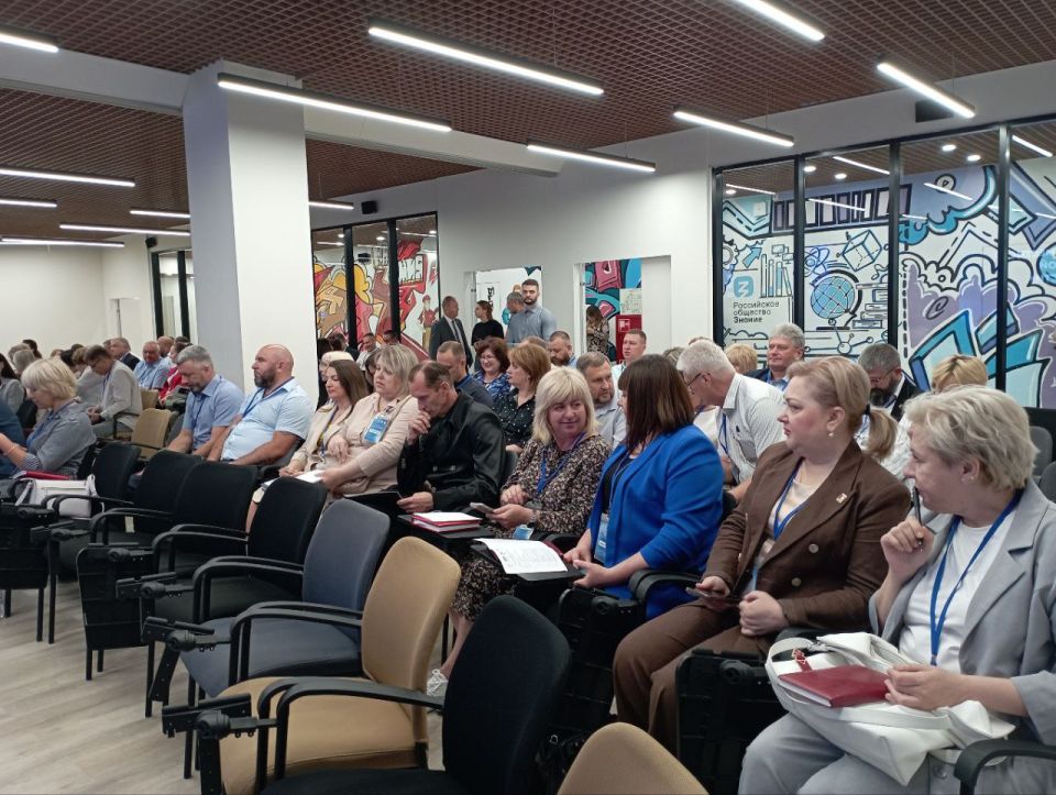 Сессия о перспективах местного самоуправления собрала в Луганске руководителей округов ЛНР