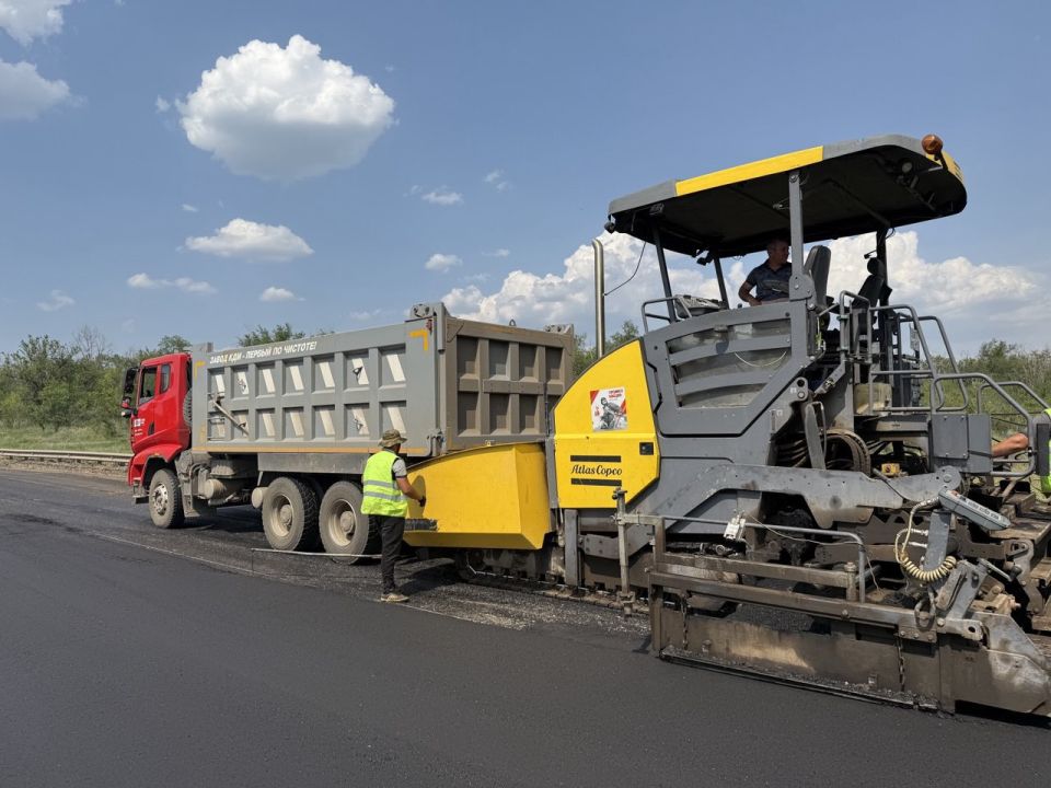 Дорожники меняют асфальт на автодороге Луганск – Георгиевка с подъездом к бывшему аэропорту «Луганск»