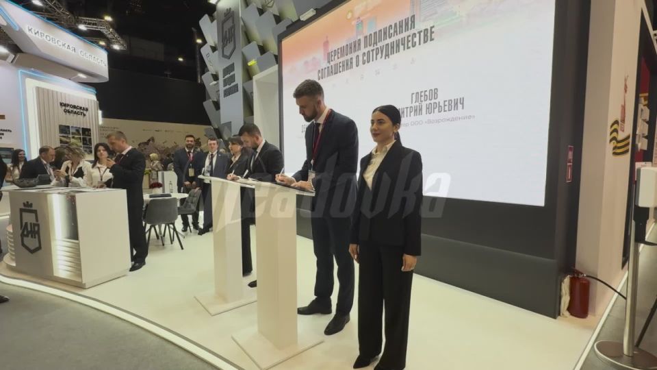 А вот и стенды новых субъектов — на ПМЭФ можно «зайти в гости» к ДНР, ЛНР, а еще к Севастополю