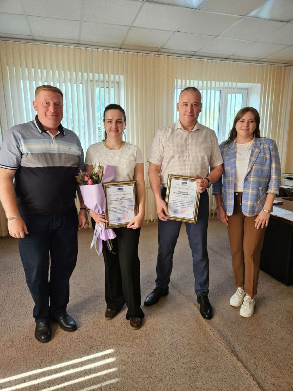 Галина Дуброва: Вместе с моим коллегой, депутатом Народного Совета ЛНР Василием Леоновым, вручили благодарности Народного Совета Луганской Народной Республики