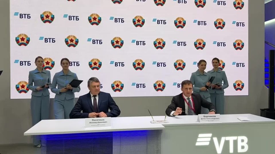 Леонид Пасечник: С заместителем президента – председателя правления Банка ВТБ Денисом Бортниковым на #ПМЭФ2025 подписал соглашение о сотрудничестве