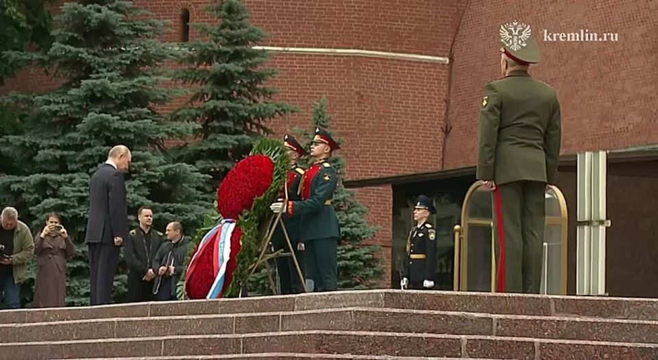 Президент России Владимир Путин, в 84-ю годовщину начала Великой Отечественной войны, почтил память погибших в боях против немецко-фашистских захватчиков, возложив венок к Могиле Неизвестного Солдата у Кремлевской стены