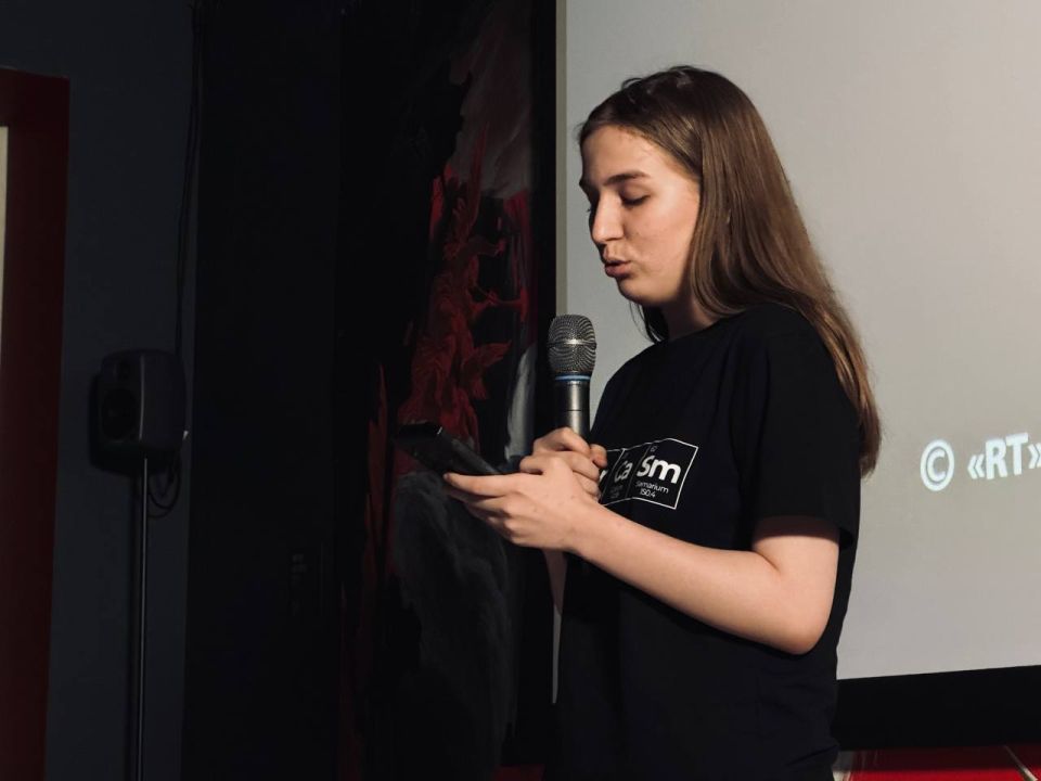 «Сейчас мне 11 лет.. Я живу в Луганске и мне известно, что такое артобстрел или авианалет. Половина моей жизни - война. Я не знаю, что чувствовали такие же дети, как я, в том тяжелом и страшном 41-м году, но мне кажется, что...