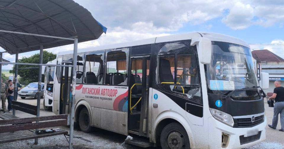 Три мирных жителя пострадали при атаке дрона ВСУ на автобусную остановку в ЛНР