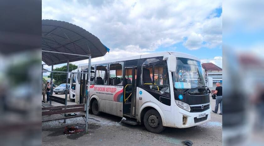 Три человека пострадали при ударе дрона ВСУ по автобусной остановке в Сватово