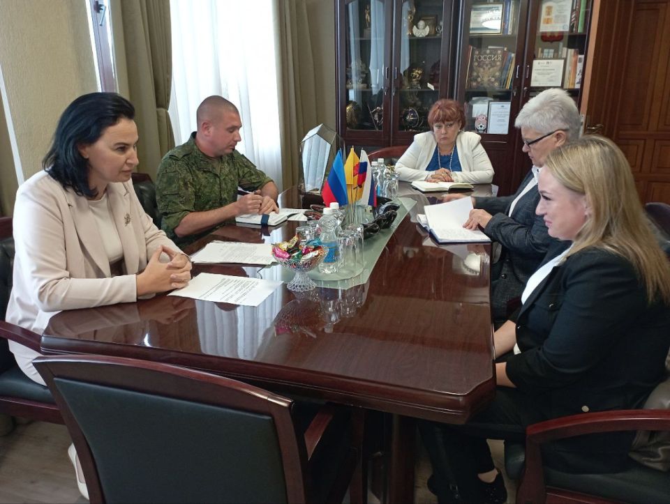 ВРИП Главы Луганска провела встречу с семьей погибшего участника СВО