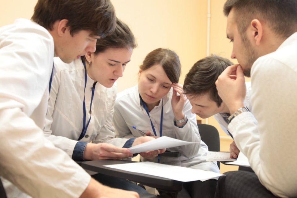 ХОРОШАЯ НОВОСТЬ. В ЛНР студенты-медики, обучающиеся по целевым договорам, будут получать ежемесячную денежную выплату Правительство Республики установило меры поддержки гражданам, заключившим договор о целевом обучении с...