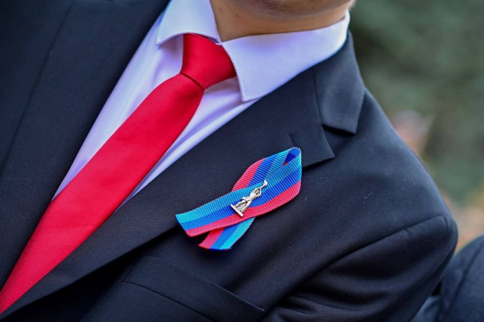 В ЛНР отличникам учебы и активистам впервые выдали значки «Труженик»