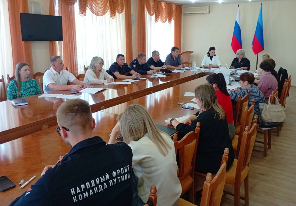 В Администрации города состоялось очередное заседание городской комиссии по делам несовершеннолетних и защите их прав, в котором приняла участие ВРИП Главы города Луганска Яна Пащенко