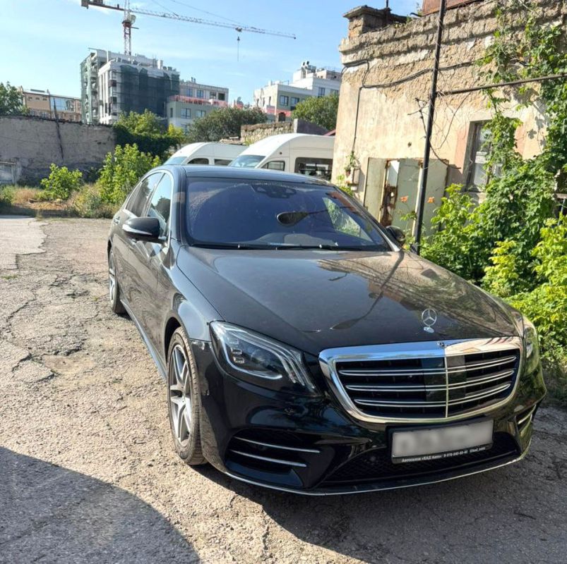 Луганские таможенники изъяли в Крыму автомобиль Mercedes-Benz 2019 года выпуска, который незаконно ввезен через таможенную границу ЕАЭС, а затем продан другому лицу, сообщили в пресс-службе ведомства